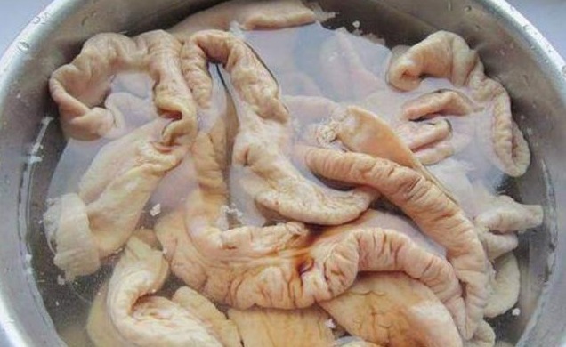 洗猪大肠,不用盐不用醋,老厨师教你一招,无腥臭味,太干净了
