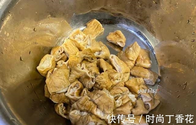 水淀粉|做尖椒肥肠,先炒肥肠还是尖椒?大厨分享做法,肥肠软烂又有嚼劲