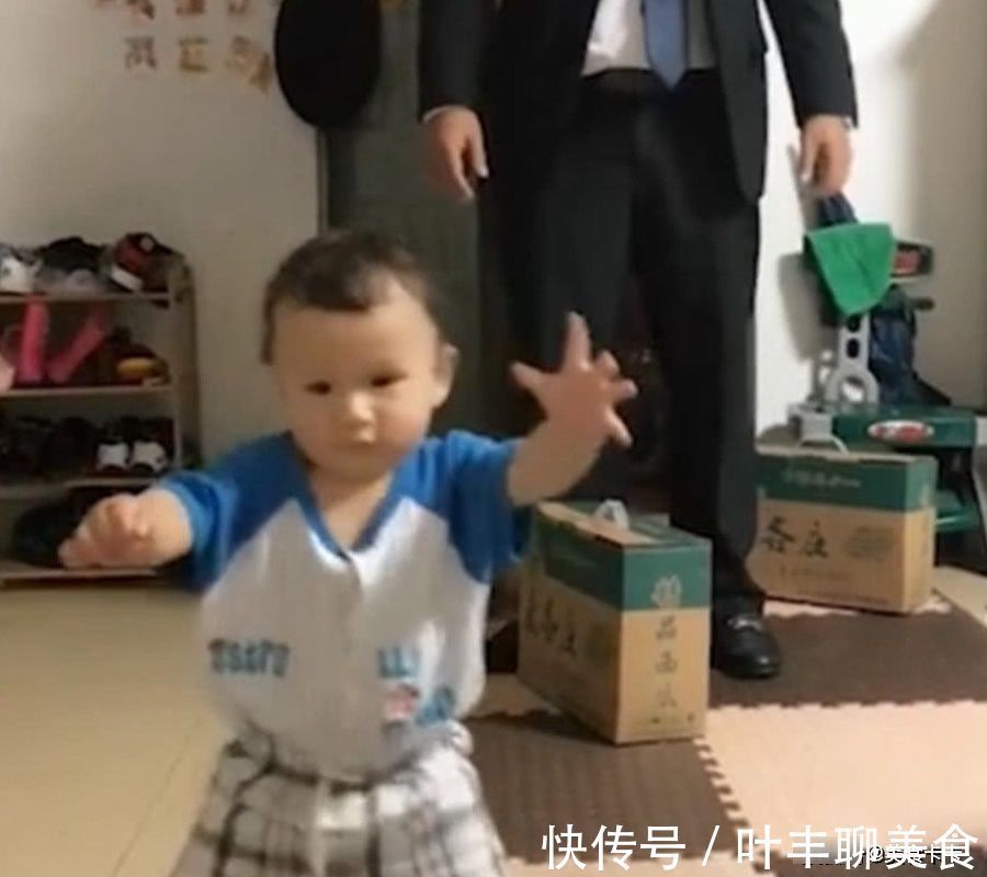 姐姐|爸爸回家先抱的姐姐, 1岁小宝宝气坏了, 不理他直接找妈妈