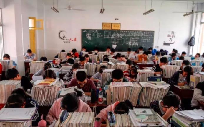 父母|现在的孩子有多累?6张图呈现“残酷童年”,父母看后直言正常