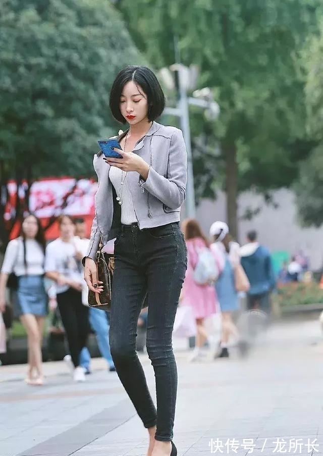 性感 紧身的皮裤,搭配白色短款皮夹克帅气,显得非常的时尚性感