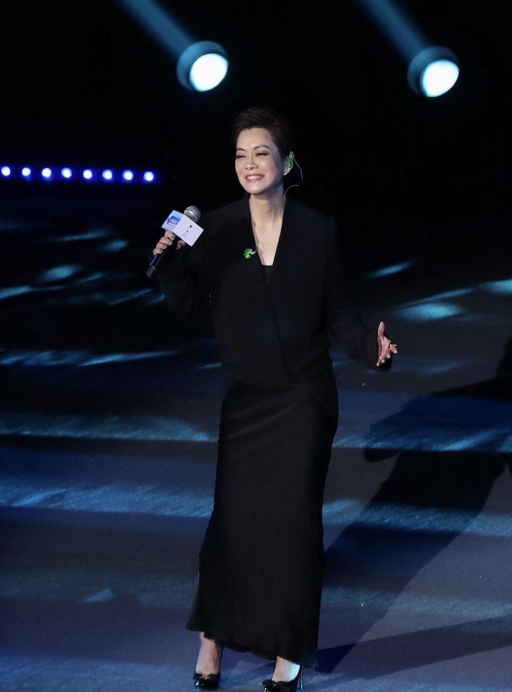 下半身|毛阿敏又“美回来”了,一袭拼接连衣裙成熟优雅,58岁仍惊艳