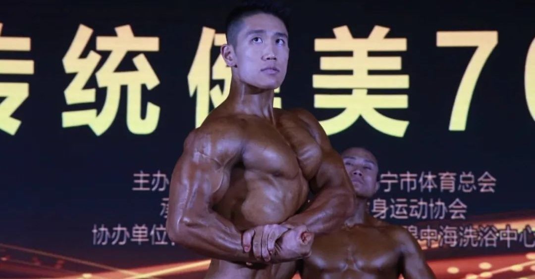 腹肌|深蹲210kg硬拉180kg,山东大汉高颜值好身材,8块腹肌太惹眼