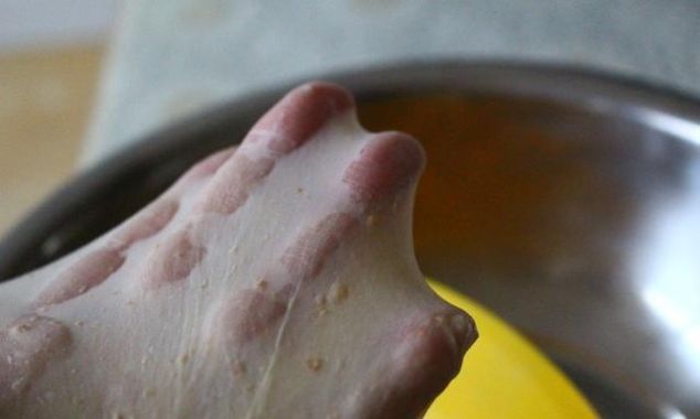 面粉|甜甜圈别再买,五勺面粉两颗鸡蛋,做着比麻花简单,比油条好吃