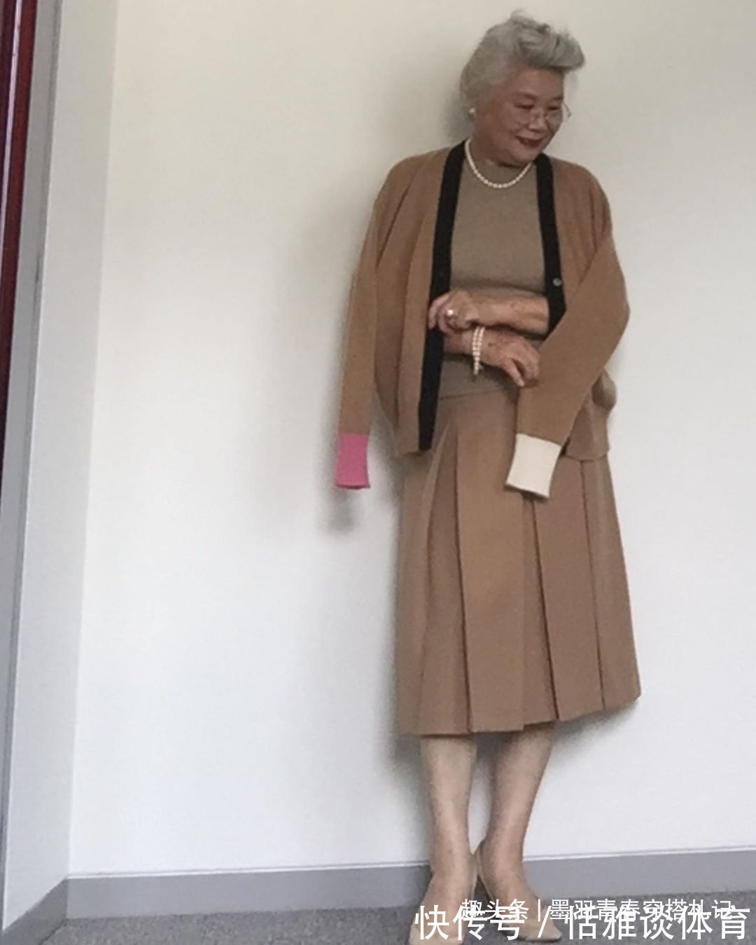 亮色系|日本82岁奶奶火了,身材发福但穿衣简约时髦,网友:比穿旗袍好