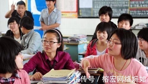 家长|研究生哥哥给弟弟开家长会,看完成绩单脸都黑了,哥哥内心很崩溃