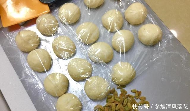 用这种做法做出来的面包,放上三天也不会变硬,柔软又拉丝