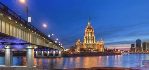 中年|世界上最好的酒店之一，由斯大林设计，还配备了9艘游艇