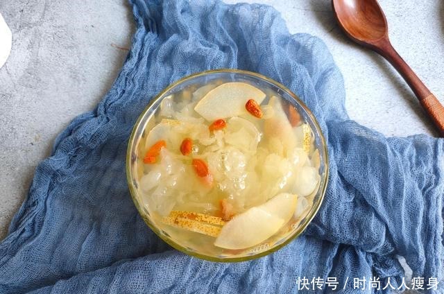 银耳秋梨汤|天气转凉,遇上这碱性水果别错过,煲汤喝润肺降燥,现在正当季