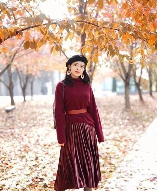 用力过猛 入冬后流行“毛衣+裙子”,时髦优雅又大方,适合大部分女生穿