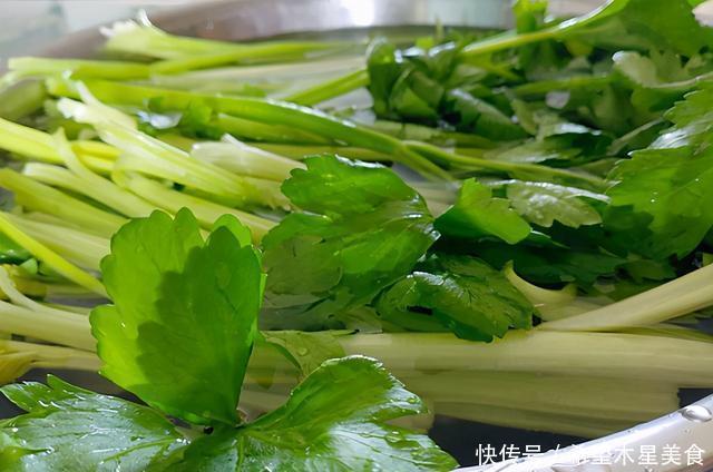 松散|吃腻了豆角焖面,不妨换种吃饭,蒸一锅芹菜焖面,松散筋道超好吃