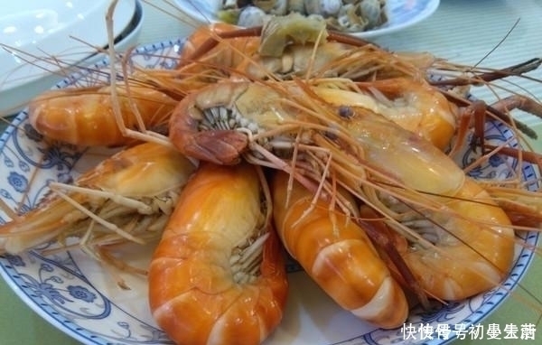 清蒸罗氏虾|清蒸“罗氏虾”,很多人用错了“水”难怪腥味重,肉质柴