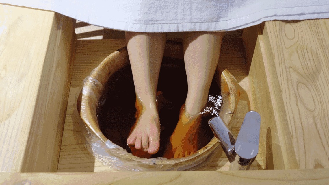 养生|每天用热水泡脚,到底是养生还是“减寿”?医生告诉你答案