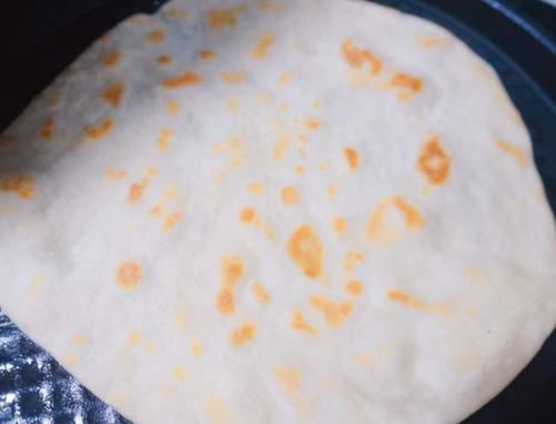 家常烙饼,凉了不硬有窍门,多加这3点,烙饼柔软起层,不干硬