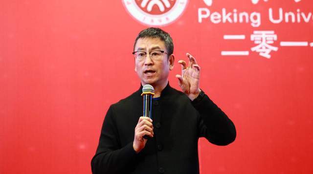 白岩松|号召家长学习谷爱凌妈妈,白岩松再惹争议,网友炸锅:先取消高考