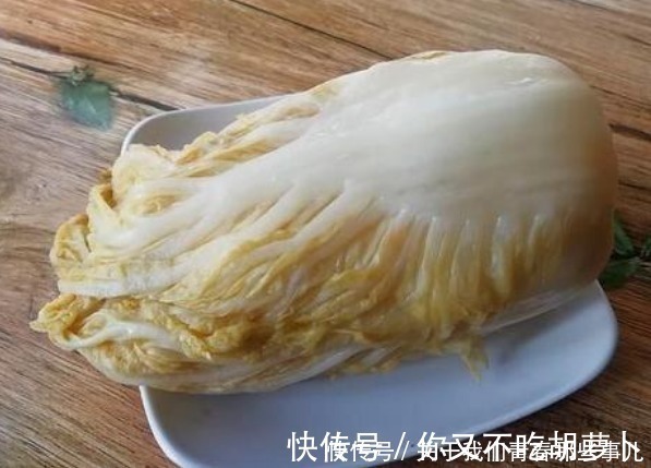 腌酸菜时，别只知道加盐，学会3个技巧，不发霉不起沫，越放越香