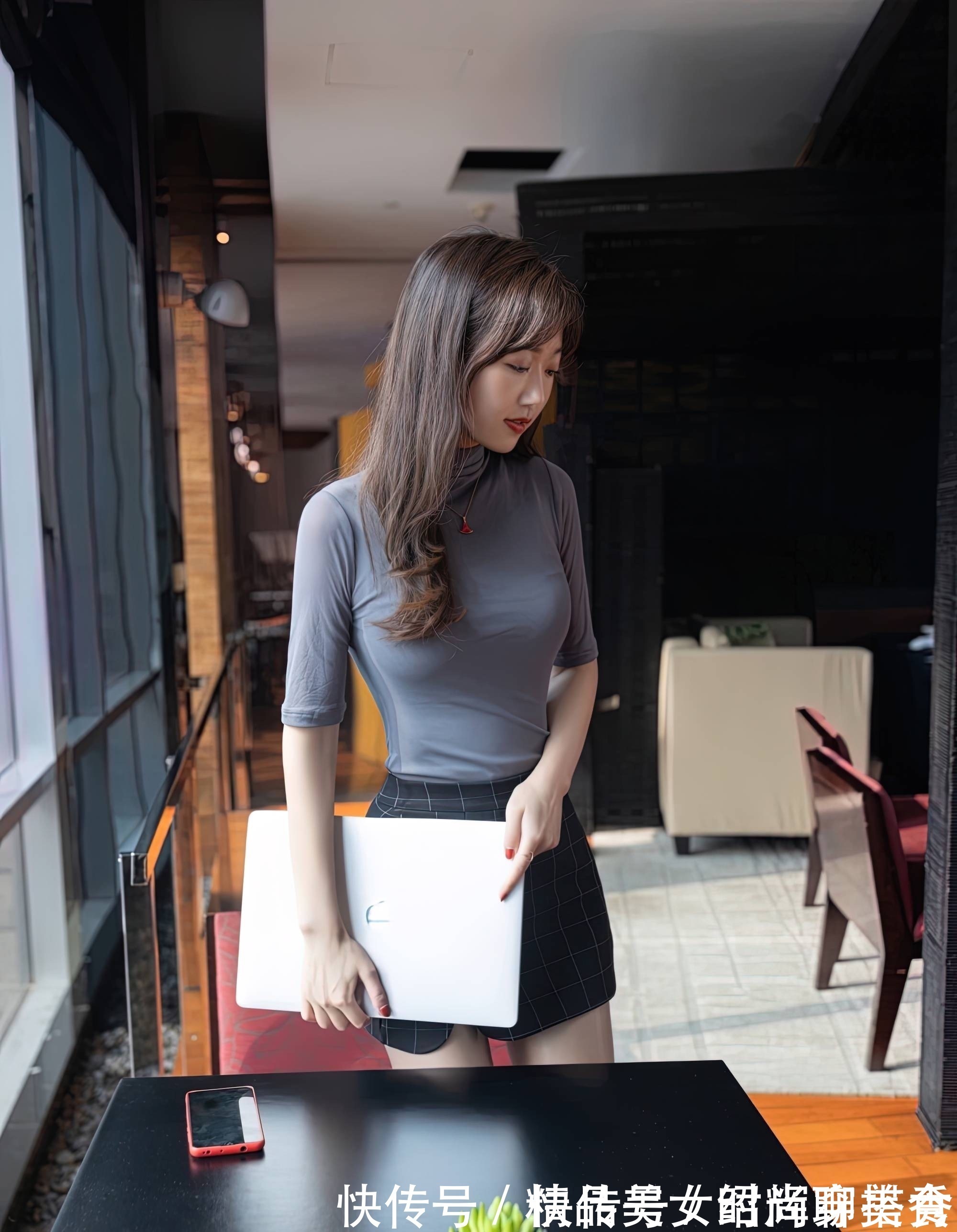 针织衫|职场穿搭：针织衫+格子短裙，尽显优雅的职业气息