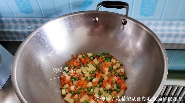 晚餐|50岁阿姨的一人晚餐,简单一碗饭色香味营养俱全,网友说真会做