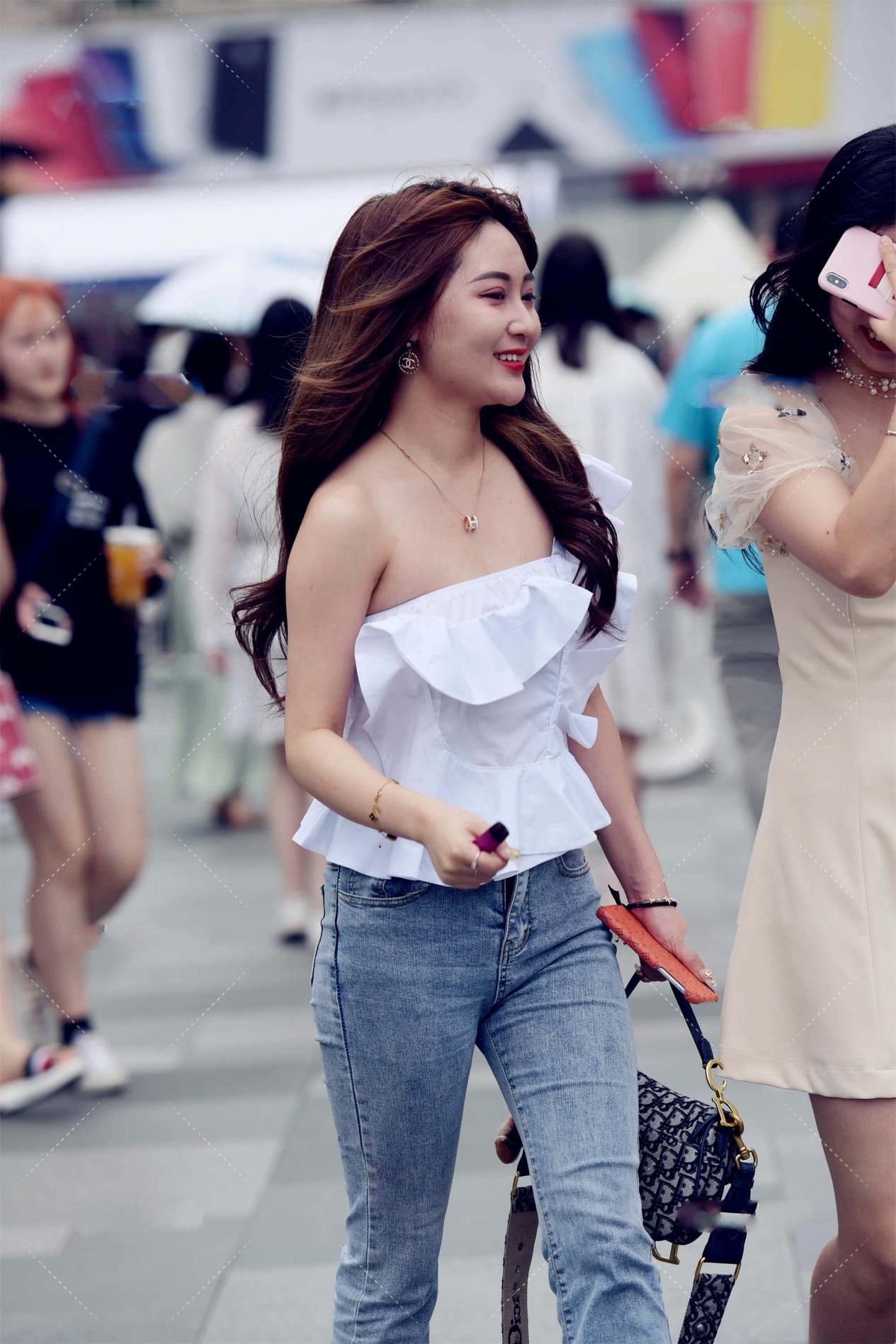 时尚：用短靴来搭配连衣裙，可以获得帅气与妩媚并存的效果