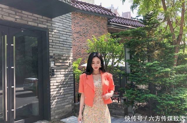  显得|孙允珠时尚穿搭春馨梨杏娉婷娇婉鲜黄色连衣裙，显得活泼开朗