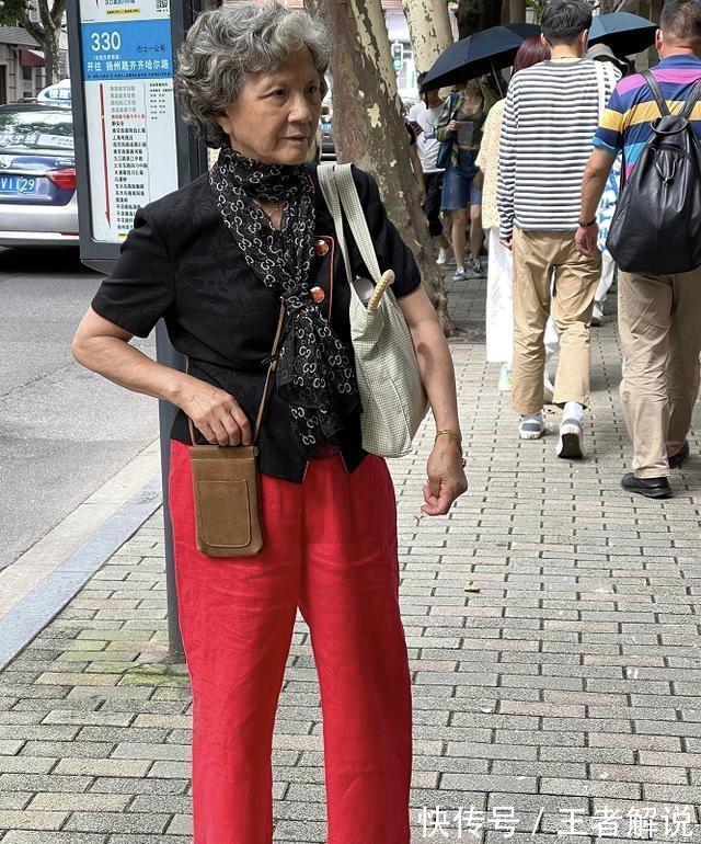 单车|60岁上海奶奶真时髦！穿背带裤骑单车出门，头上裹块花头巾好拉风