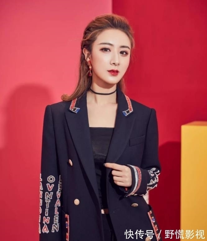 薇婭在綜藝節(jié)目中素顏出鏡，有許多網(wǎng)民表明不像一個人啊