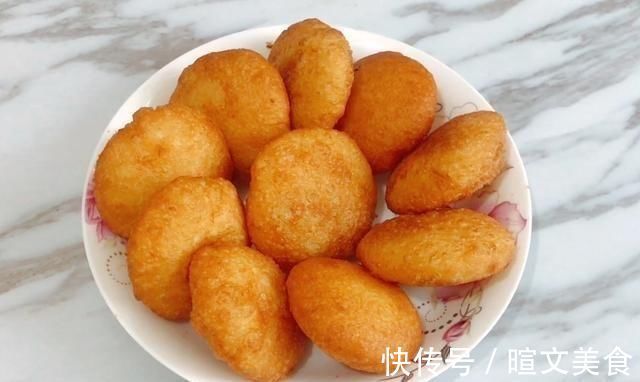 油炸糕不要只用开水烫面，还需加入1样食材，酥脆可口，个个空心