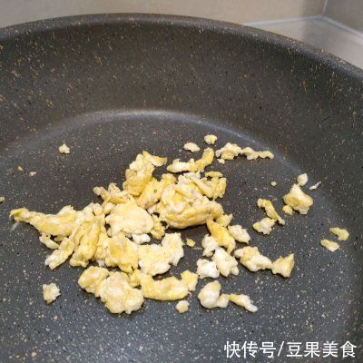 黄花菜木耳鸡蛋打卤面你这么做，保证你吃一次想十次