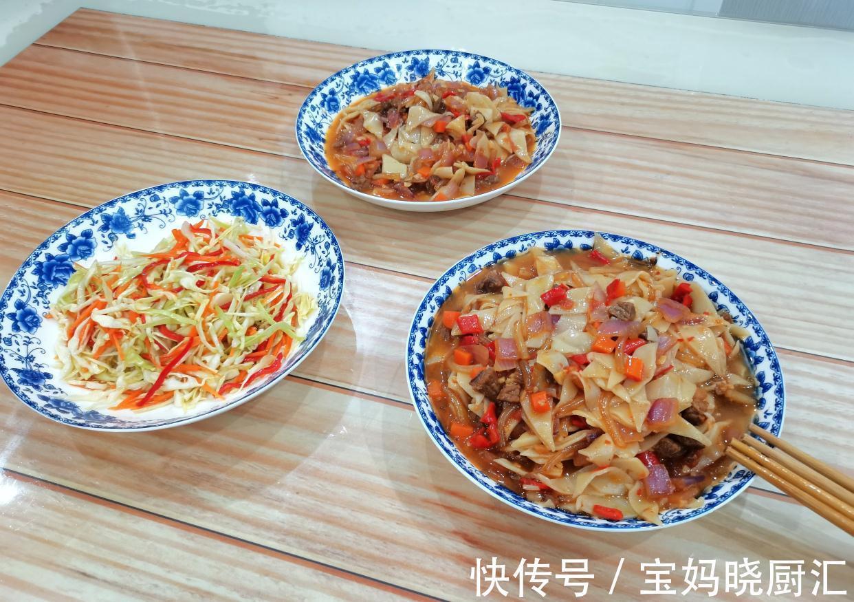 一盘牛肉炒面，再搭配一盘小菜，简单家常饭菜，却也是人间美味