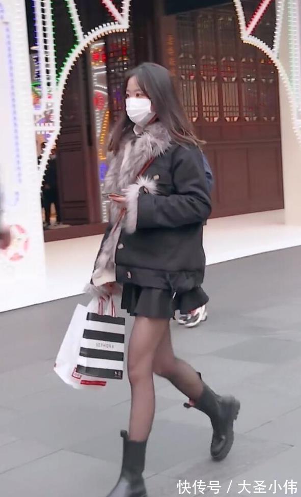 宵夜|美女街拍:看起来就非常富有,完美的腹部线条,真的很想过去请她一起吃宵夜