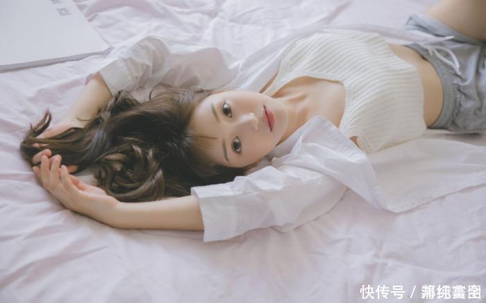 清纯丨慵懒水嫩美女高清写真，人见人爱的俏皮小美女