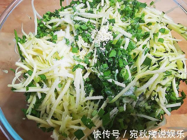 面粉|入伏后，吃肉没食欲，不妨尝尝这菜，简单煎一煎，既当菜又当饭