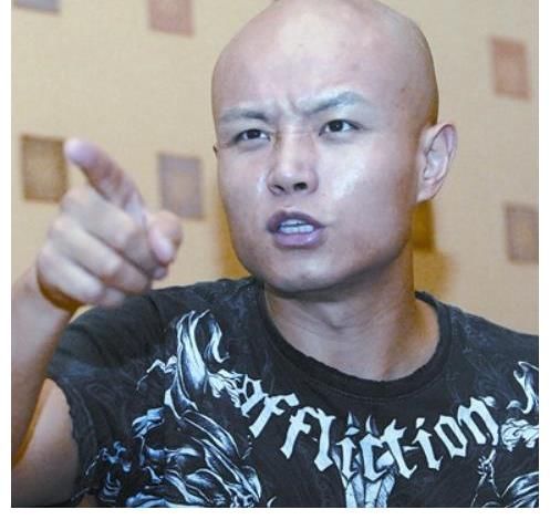 老公看你的|46岁乐嘉近照曝光，从金牌主持到街头上演，乐嘉是如何跌下神坛的