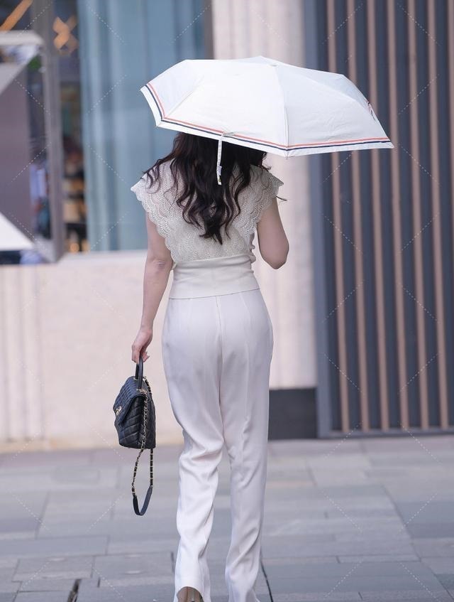 蕾丝 气质女生的喇叭裤穿搭,时髦大方显气质,值得借鉴