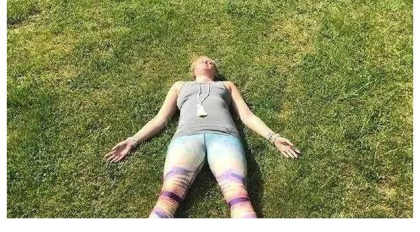 摊尸式|瑜伽摊尸式，排出身体与心灵的杂质（瑜伽收尾必备姿势）