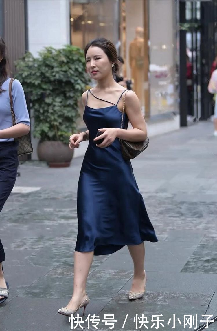 淡色的休闲衫搭配运动瑜伽裤，非常迷人