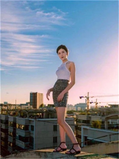 街拍:小姐姐皮肤白皙,穿黑色吊带连体裤,减龄又吸睛