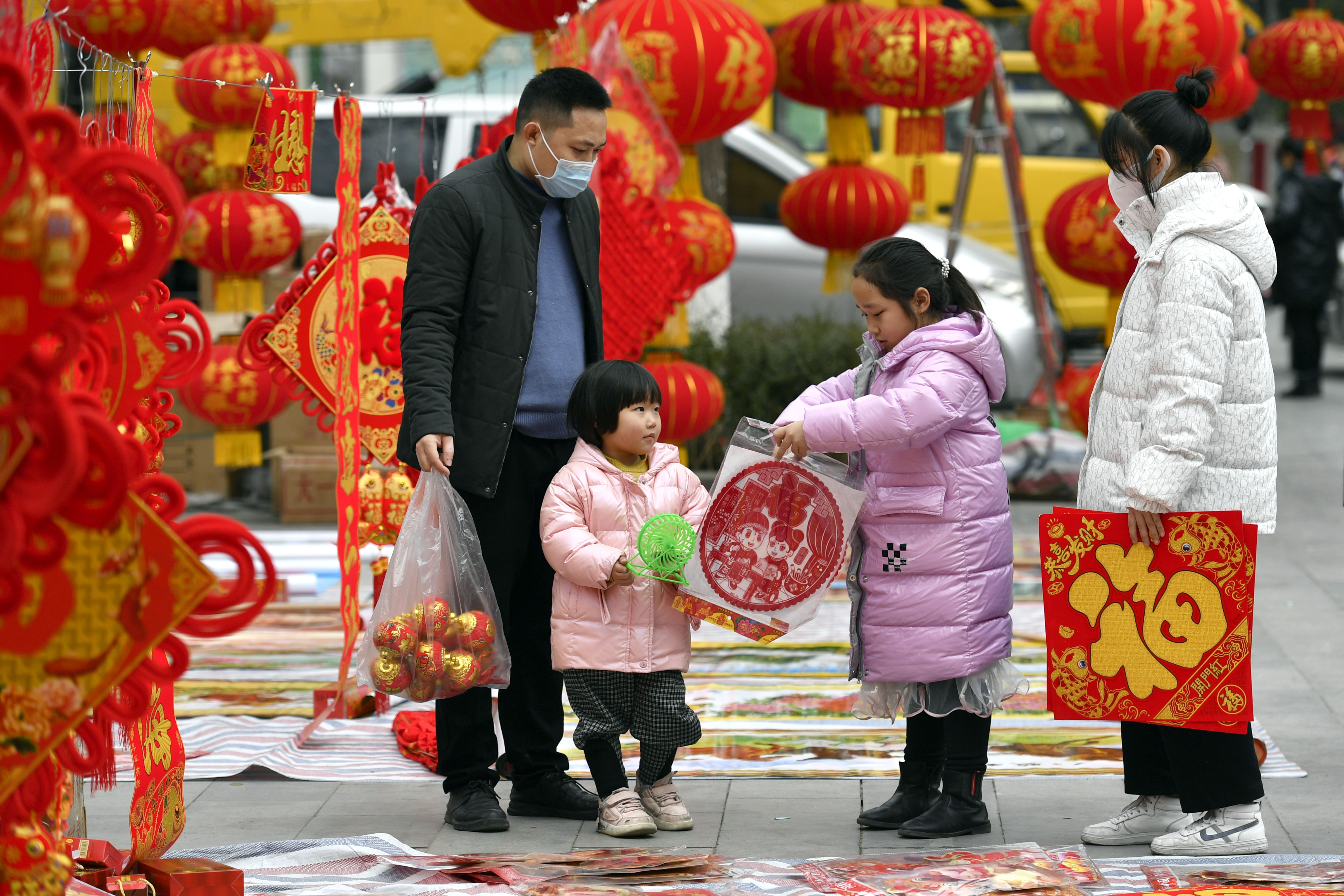 春晚$贴对联、看春晚、拜大年——中国孩子眼中的春节“年味”依旧