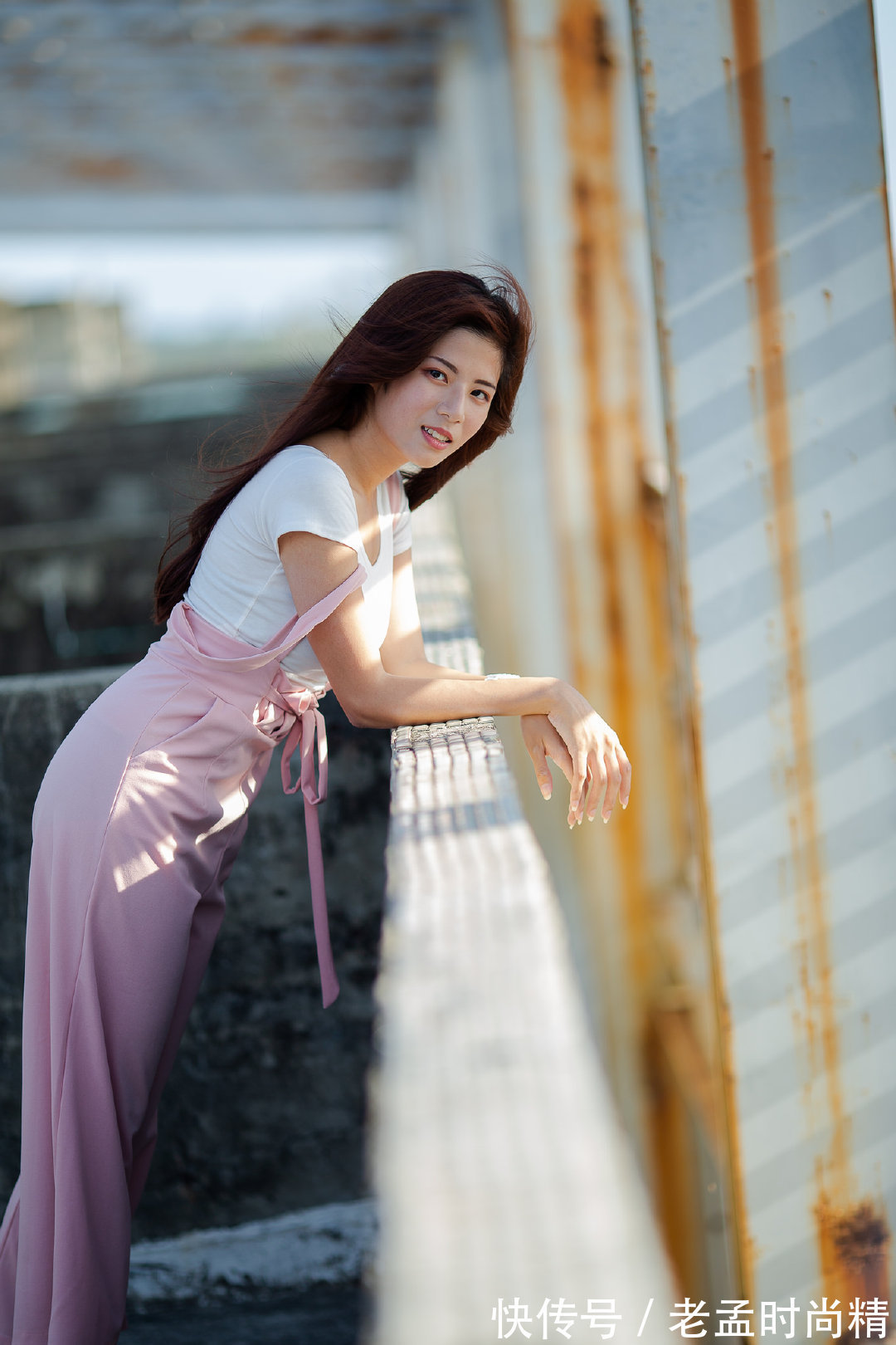 高腰|白色T恤搭粉色背带裤,甜美减龄,日常还是通勤都非常的合适