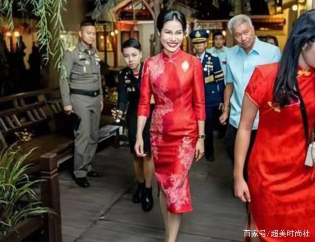 终于|诗妮娜终于和苏提达正面杠上！学她穿中式红色旗袍，笑得老态尽显