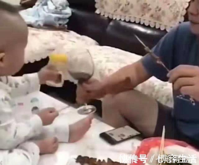 宝爸|父子俩趁妈妈不在家,偷偷撸串,“干杯”的样子像多年的兄弟