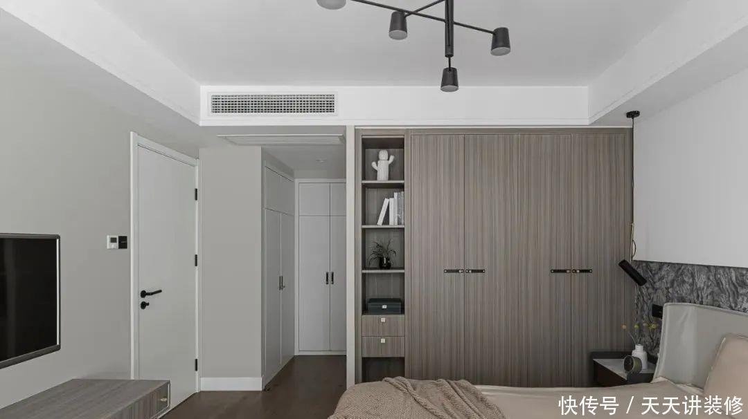 L型|毫不夸张，卧室里这样装个L型衣柜，完全可以抵得上一个衣帽间！