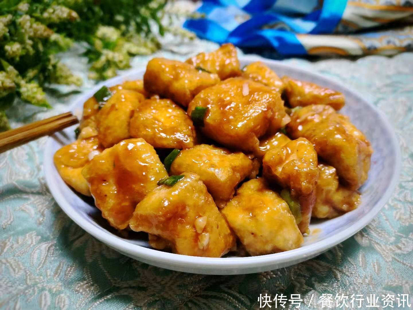 块钱|酱汁油豆腐,这菜我家隔几天做一回,2块钱炒一大盘,比肉还好吃