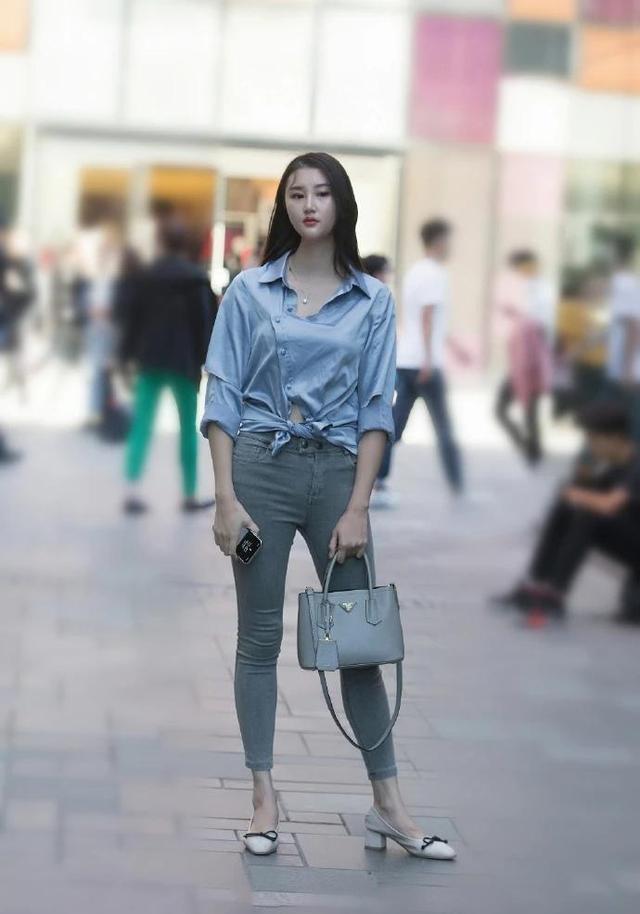 身材好的女生这样穿真好看, 蓝色衬衫搭配牛仔裤, 彰显青春活力