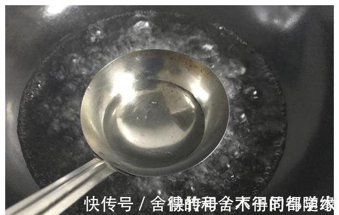 煮荷包蛋时,冷水下锅还是开水下锅?学会这三招,鸡蛋圆嫩不散