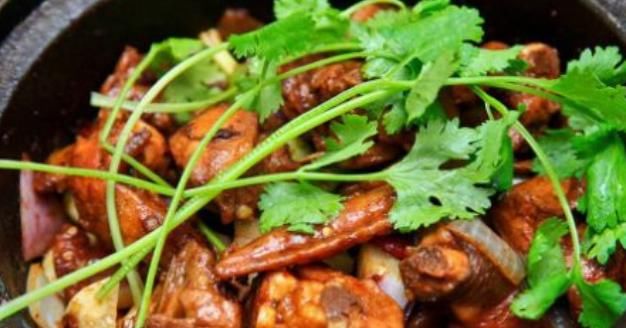 女人要吃的特色菜，色香味俱全，口味純正，美容養顏，益氣補血