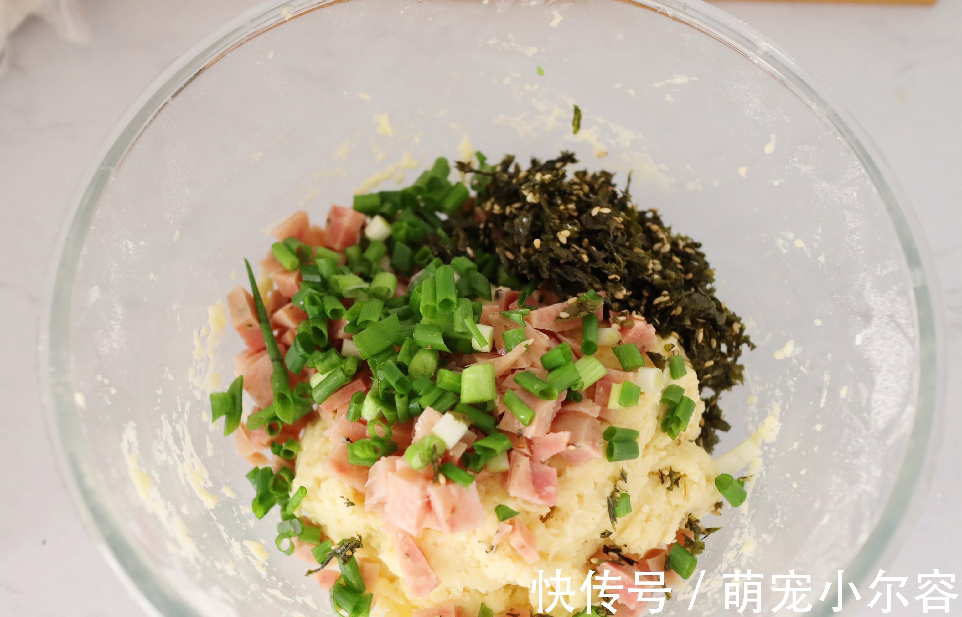 立秋后，早餐爱上这个饼，不揉面不发面，无油无糖，松软又可口