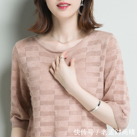 优雅|最近超火一款薄毛衣:叫“樱花粉”,春天搭小脚裤,贼美贼显年轻