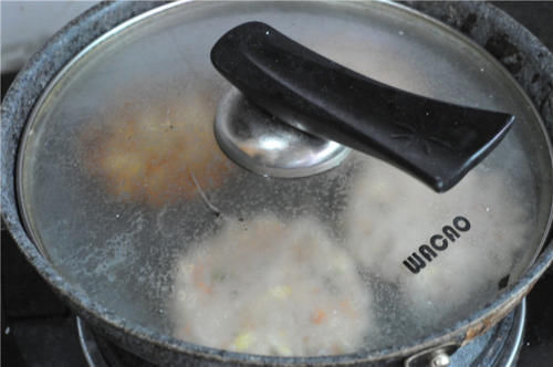 做成好吃的早餐饼,荤素搭配,糯米含有蛋白质,用筷子能挑起就可以了