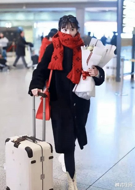  马蓉|马蓉还是一如既往的高调，穿黑色大衣配红色包包，围巾价格不菲
